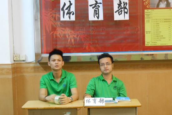 黄靖（右） 广外公开学院 商务英语系