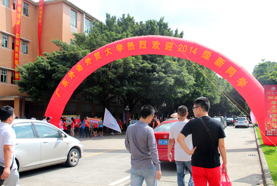 主校道上热闹非凡