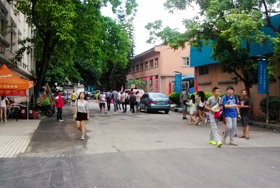 广外公开校道上人来人往