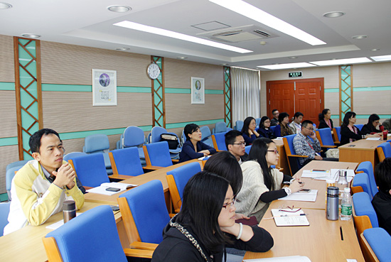 继教公开学院中层干部认真听课