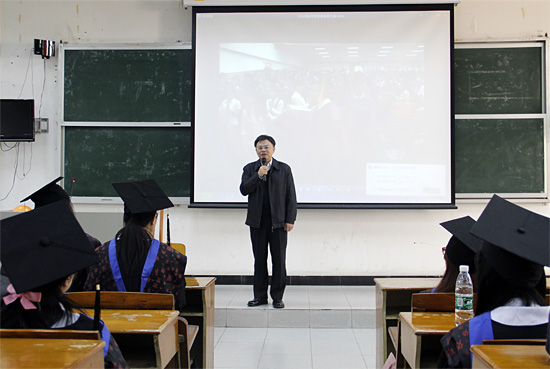 何勇斌向学生介绍学院概况