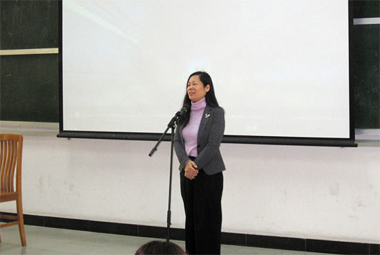 苏冬燕向家长介绍学院