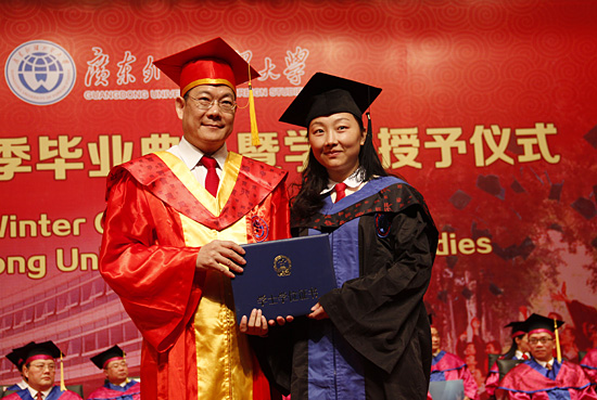 转身与校长合影