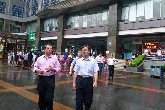 何传添考察外语培训中心天河分部周边环境