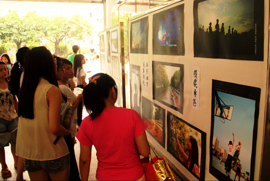 美丽学院 广外公开学院 摄影比赛 同学驻足观看