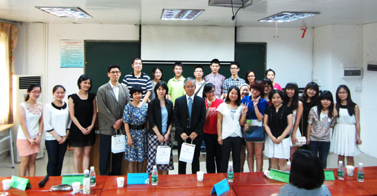 日韩语演讲比赛合影