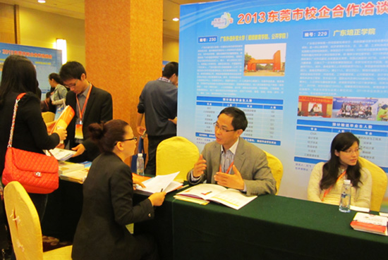 李梅庭与企业代表洽谈