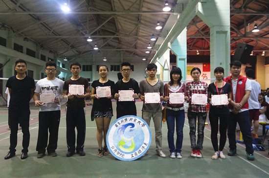 团学指导陆宏正老师与获得冠军的同学合影