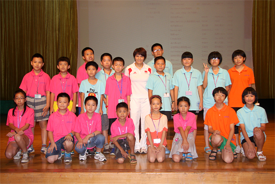 冼东妹与夏令营学员合影