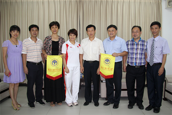 冼东妹 与广外领导合影