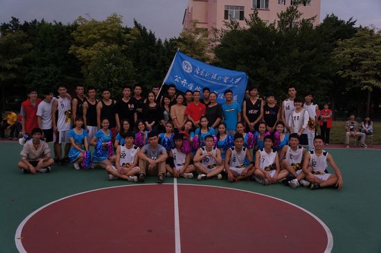 工商经济系领导颁奖之后与活动全体同学的合影