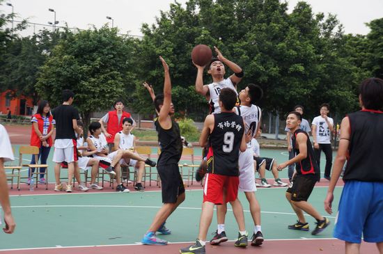 新老同学在篮球场激烈比赛精彩瞬间