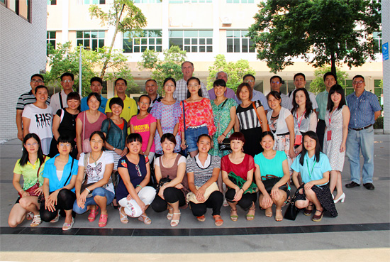 阳山县中小学教师英语培训班学员与领导合影留念