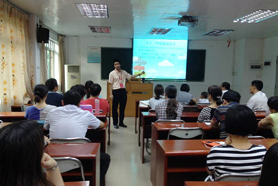 刘文明作“快乐家庭,快乐学习”主题讲座