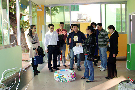 参观百海教育教学设施