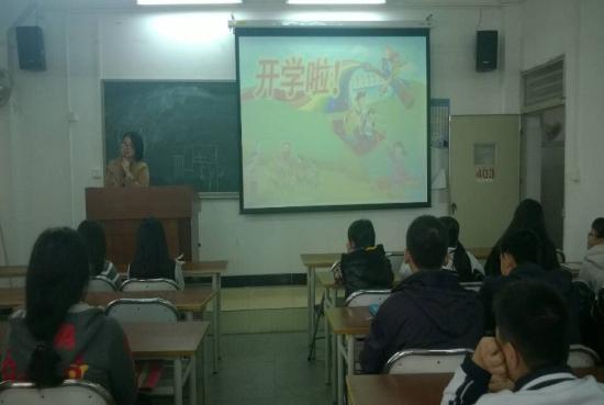 我系教学庄主任进行入学教育