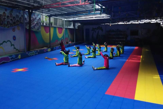 同学们观摩由陈园长带领的户外活动课