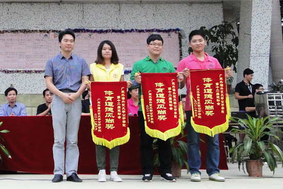 刘文艺上台领奖